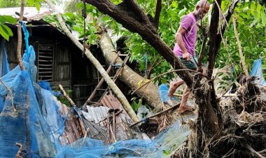 বাগেরহাট ও মনপুরায় ক্ষতিগ্রস্ত অসংখ্য বসতঘর, পানিবন্দি মানুষ