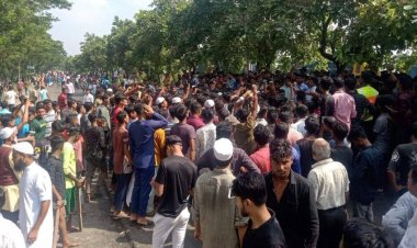 ট্রাকচাপায় শিক্ষার্থী নিহত, ঢাকা-চট্টগ্রাম মহাসড়ক অবরোধ