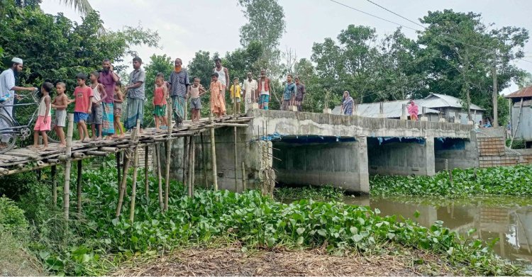 দেড় বছর ধরে বন্ধ সেতুর নির্মাণকাজ, হাজারো মানুষের ভোগান্তি