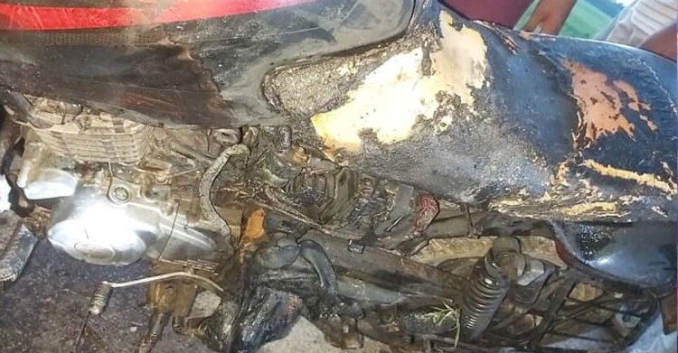 পুলিশ কাগজ দেখতে চাওয়ায় নিজের মোটরসাইকেলে আগুন