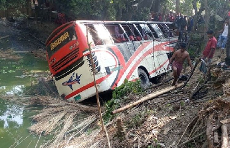 বাস নিয়ন্ত্রণ হারিয়ে গাছের সঙ্গে ধাক্কা, পুলিশসহ প্রাণ গেল ৪ জনের