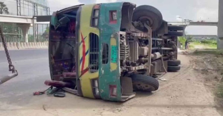 আগে যাওয়া নিয়ে রেষারেষি, এক বাসের ধাক্কায় আরেকটি উল্টে আহত ১২