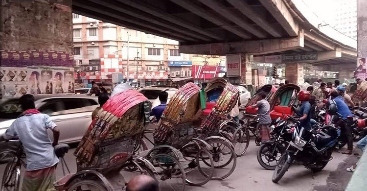 টাকার বিনিময়ে রিকশার দখলে মগবাজার মোড়!