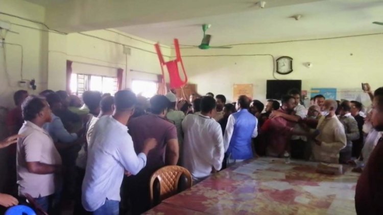 পতাকা উত্তোলন নিয়ে সংঘর্ষে নোয়াখালীতে আ. লীগের সম্মেলন পণ্ড, আহত ৫