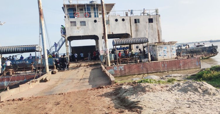 দৌলতদিয়া ঘাটে যাত্রী-যানবাহনের অপেক্ষায় ফেরি