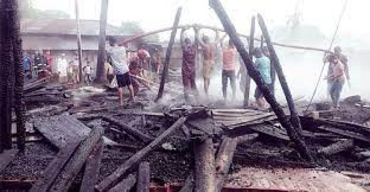 বান্দরবানে আগুনে ১২ দোকান-বসতঘর পুড়ে ছাই