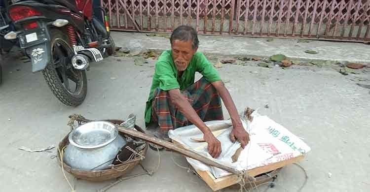 পান না বয়স্কভাতা, ৭০ বছরেও দিনেশের ভরসা ছাতু বিক্রি