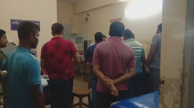 গ্রামবাসীর হামলায় ৪ পুলিশ সদস্য আহত