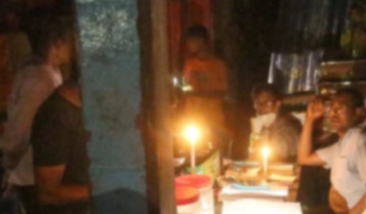 লোডশেডিংয়ে নাকাল ব্যবসায়ী, কর্মজীবীরাও দুর্ভোগে