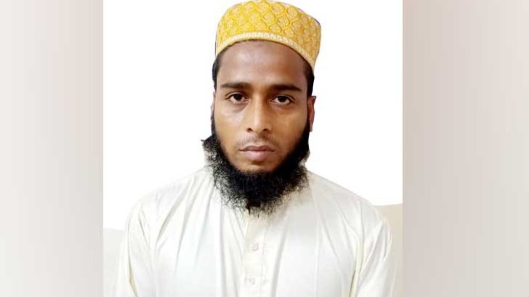 তিন ছাত্রকে নিপীড়ন, কারাগারে ঈমাম