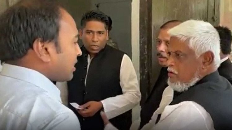 ভোটকেন্দ্রে ইউএনওর সঙ্গে মেয়র সাদিকের বাগবিতণ্ডা