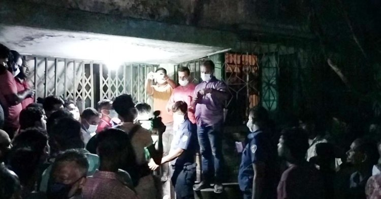 বাড়ির গেটে তালা, বিছানায় পড়েছিল বৃদ্ধ দম্পতির অর্ধগলিত মরদেহ