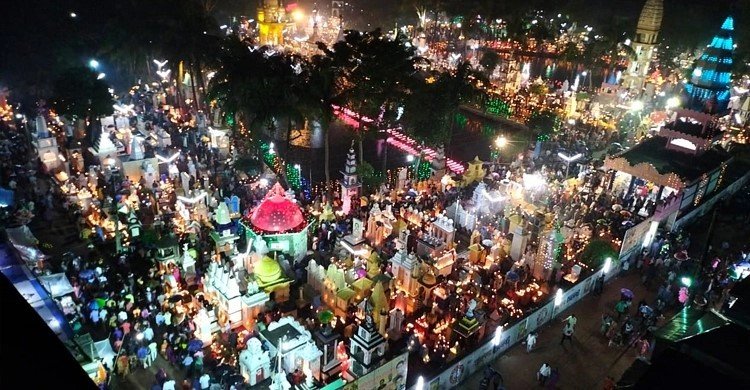 বৈরী আবহাওয়ায়ও দীপাবলি উৎসবে লাখো মানুষের ঢল