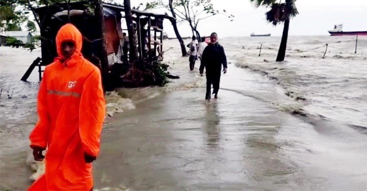 হাতিয়ার নিম্নাঞ্চল প্লাবিত, আশ্রয়ণকেন্দ্রে ছুটছে মানুষ