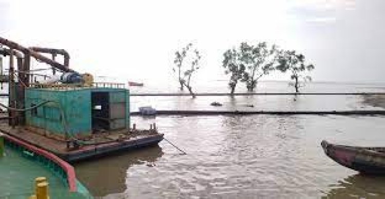 ঘূর্ণিঝড় সিত্রাং: মিরসরাইয়ে ড্রেজার ডুবে ৮ শ্রমিক নিখোঁজ
