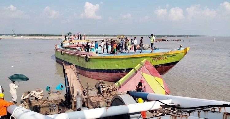 মিরসরাইয়ে ড্রেজারডুবি: একে একে উদ্ধার হলো ৮ শ্রমিকের মরদেহ