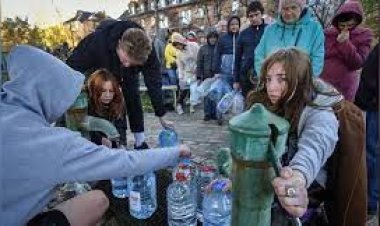  রাশিয়ার হামলার পর পানির জন্য দীর্ঘ লাইনে কিয়েভের বাসিন্দারা