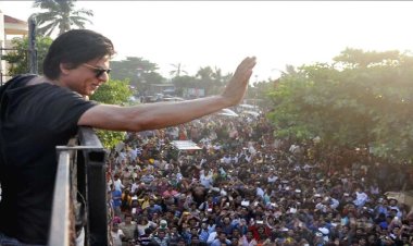  শাহরুখের জন্মদিনে মান্নাতের সামনে ভক্তদের ভিড়