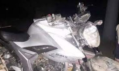 পথচারীকে বাঁচাতে গিয়ে মোটরসাইকেল নিয়ন্ত্রণ হারিয়ে ২ বন্ধু নিহত