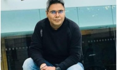 প্লেনের জন্য দীর্ঘ অপেক্ষা, ত্যক্ত বিরক্ত মীর যা করলেন