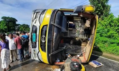 লোহাগাড়ায় সড়কে বাস উল্টে নিহত ২