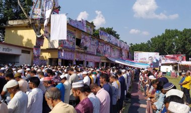 গণসমাবেশের মাঠে নামাজ পড়লেন বিএনপির নেতাকর্মীরা