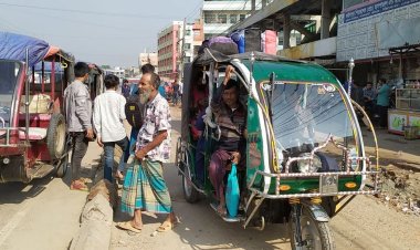 ফরিদপুরে পরিবহন ধর্মঘটে দুর্ভোগে সাধারণ যাত্রী-রোগীরা