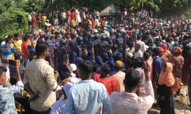 কুয়াকাটায় উচ্ছেদ অভিযানে এলাকাবাসীর বাধা, সড়ক অবরোধ