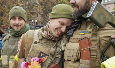 পানি, বিদ্যুৎ, ইন্টারনেট নেই তবুও ‘স্বাধীন’ খেরসনে উচ্ছ্বাসের প্লাবন! রাস্তায় চলছে উৎসব