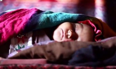 আর্থিক সংকট: ২ বছরের সন্তানকে বিক্রির চেষ্টা আফগান নারীর