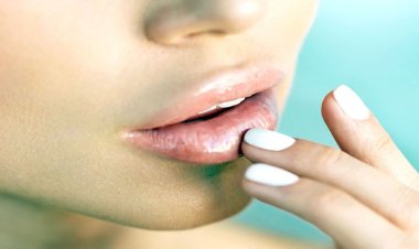 গাঢ় রঙের লিপস্টিক ব্যবহারে যে ক্ষতি হতে পারে