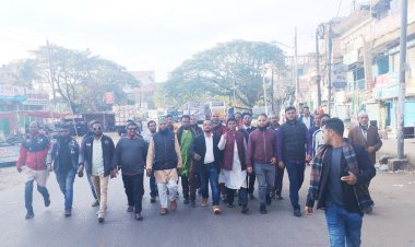 গণপরিবহন বন্ধ, হেটে- ট্রেনে করে সমাবেশে আসছেন বিএনপির নেতাকর্মীরা