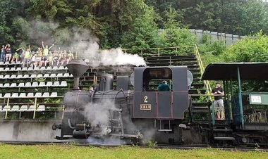 মাঠের ভেতর দিয়েই ছুটে চলছে ট্রেন, ভিডিও