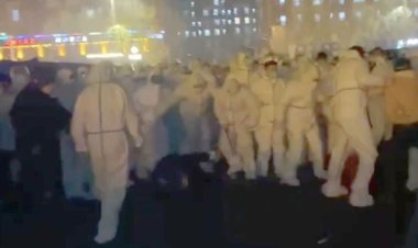 চীনে আইফোন কারখানায় শ্রমিক-পুলিশের মধ্যে ব্যাপক সংঘর্ষ