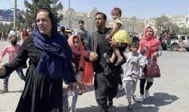 প্রয়োজন মেটাতে ঘরের জিনিসপত্র বিক্রি করছেন আফগানরা