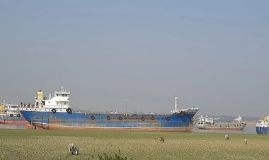 ১০ দফা দাবিতে মোংলায় নৌযান শ্রমিকদের কর্মবিরতি চলছে