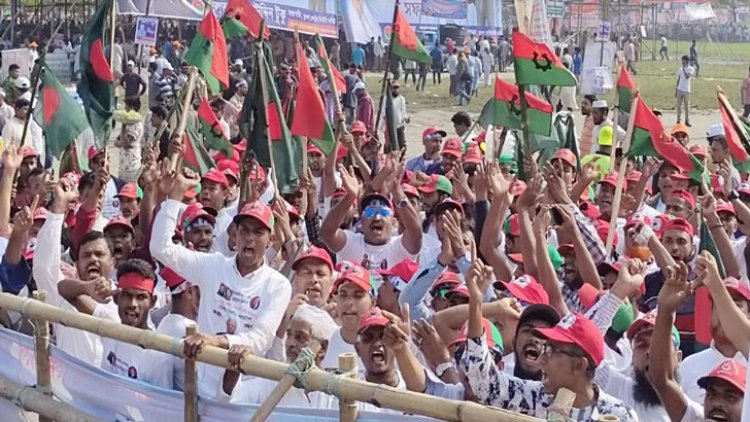 লাল-সবুজ পতাকা নিয়ে সমাবেশস্থলে বিএনপি নেতাকর্মীরা