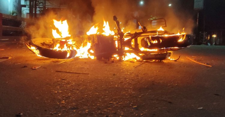 সিলেটে ছাত্রলীগ-ছাত্রদল পাল্টাপাল্টি ধাওয়া, মোটরসাইকেলে আগুন