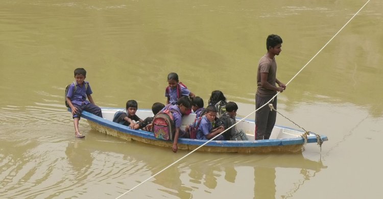 ঝুঁকি নিয়ে বিদ্যালয়ে যাতায়াত করে কোমলমতি শিক্ষার্থীরা