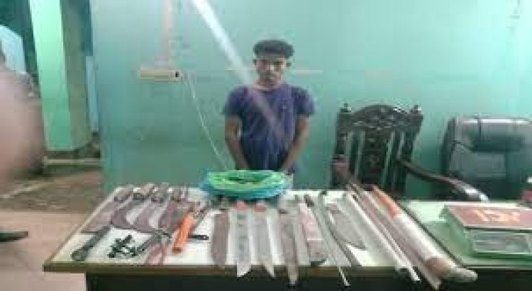 নোয়াখালীতে দেশীয় অস্ত্র-গাঁজাসহ গ্রেফতার ১