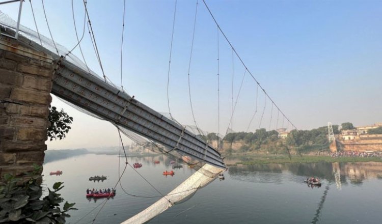 গুজরাটে ঝুলন্ত সেতু ধস: এক পরিবার হারিয়েছে ১২ জন