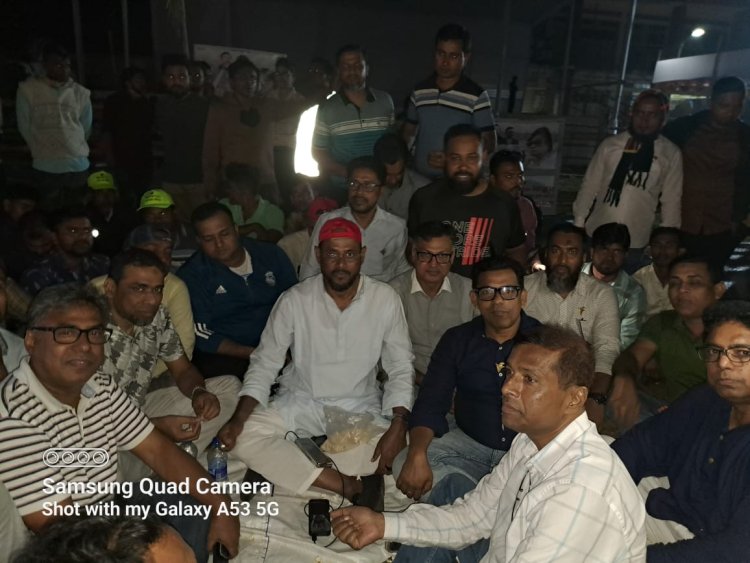 সমাবেশের মাঠে খোলা আকাশের নীচে যুবদল কেন্দ্রীয় নেতারা