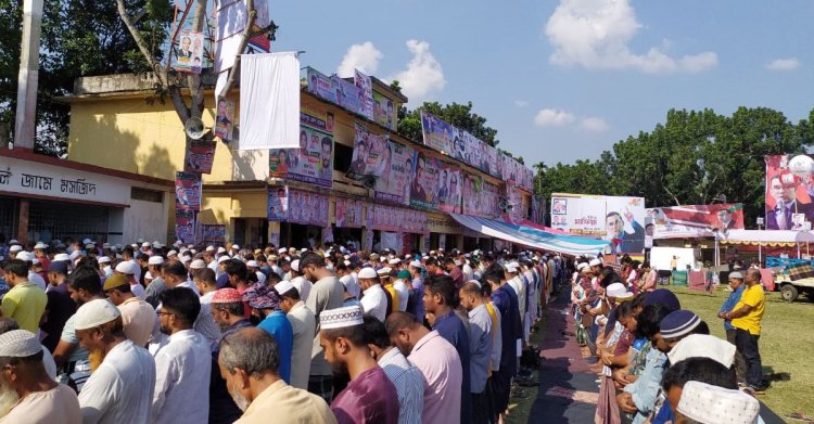 গণসমাবেশের মাঠে নামাজ পড়লেন বিএনপির নেতাকর্মীরা