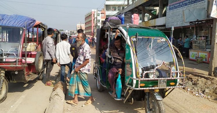 ফরিদপুরে পরিবহন ধর্মঘটে দুর্ভোগে সাধারণ যাত্রী-রোগীরা