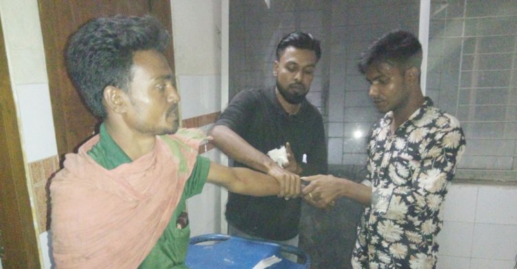হাসপাতালে সাপ নিয়ে হাজির আহত সাপুড়ে
