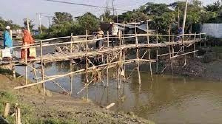 ঠিকাদারের অবহেলায় সেতুর কাজ বন্ধ, এলাকাবাসীর দুর্ভোগ
