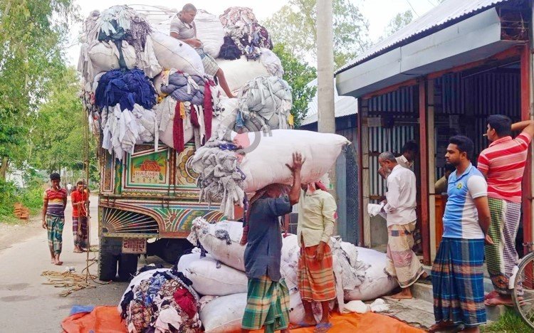 টুকরো কাপড়ে সংসার চলে ৩০ হাজার মানুষের
