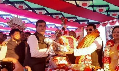 ফরিদপুরে স্কুলের বার্ষিক পরীক্ষা স্থগিত করে এমপিকে সংবর্ধনা