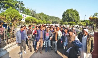 পায়ে হেঁটে রাজশাহী আসছেন নেতাকর্মীরা, খোলা আকাশের নিচে হাজারো মানুষ