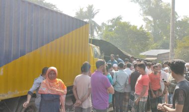 যশোরে নিয়ন্ত্রণ হারিয়ে হোটেলে কাভার্ডভ্যান, নিহত ৫